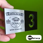 Oznaka za vrata sa logotipom ili tekstom