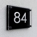 Kućni broj od pleksiglasa sa 3D brojem